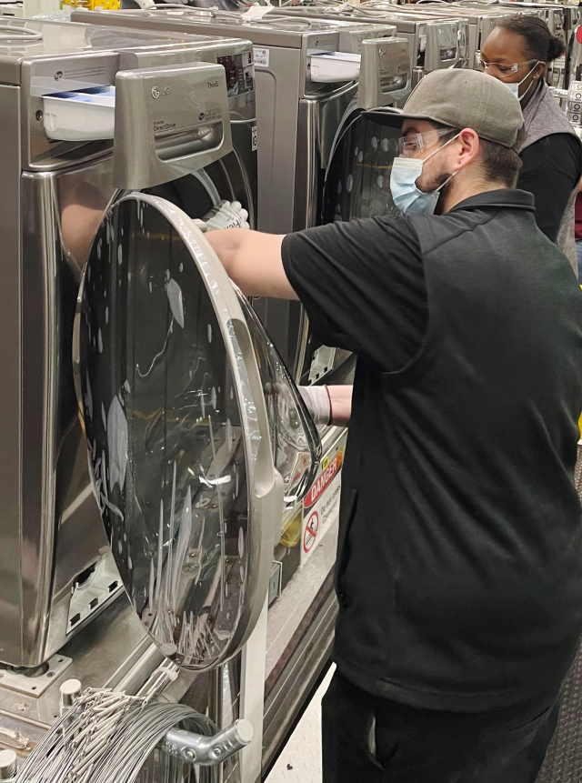 LG전자 직원이 26일(현지시간) 미국 테네시주 클락스빅에 있는 세탁기 라인에서 드럼 세탁기 생산에 분주하다./사진 제공=LG전자