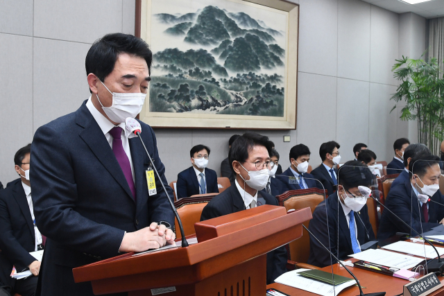 박수현 청와대 국민소통수석이 16일 국회에서 열린 운영위원회 전체회의에서 인사말을 하고 있다./연합뉴스