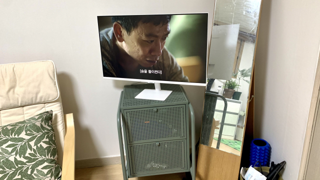 [잇써보니:삼성 스마트모니터 M7] TV 공간도 아쉬운 자취생에 안성맞춤…모바일 연동도 간편