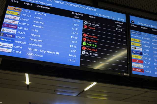 27일(현지 시간) 남아프리카공화국 요하네스버그 OR탐보 국제공항에 설치된 전광판에 여러 항공편이 취소됐다는 화면이 나타나고 있다./EPA연합뉴스