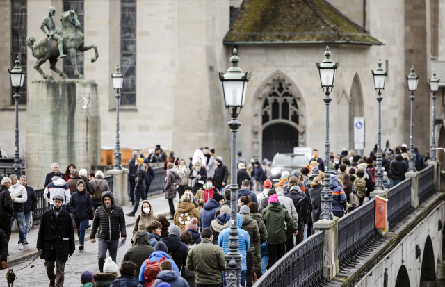 28일(현지시간) 스위스 취리히에서 코로나19 관련 법안의 국민투표에 참여하려는 시민들이 줄을 서 있다./AP연합뉴스
