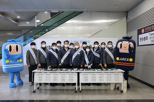▲ 송인성 부사장(첫째줄 왼쪽에서 5번째)과 임직원들이 26일 검암역에서 캠페인이 끝난 후 기념촬영을 하고 있다.