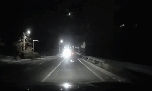 야간에 상향등을 켜고 마주 오는 차량에 끄라는 표시로 상향등을 같이 켰다가 앞서 가던 차가 급정거해 사고가 났다고 주장하는 영상이 공개됐다. /한문철TV캡처