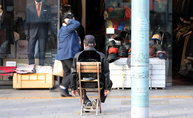 28일 이태원 한 가게 앞에 상인이 앉아 있다. /연합뉴스