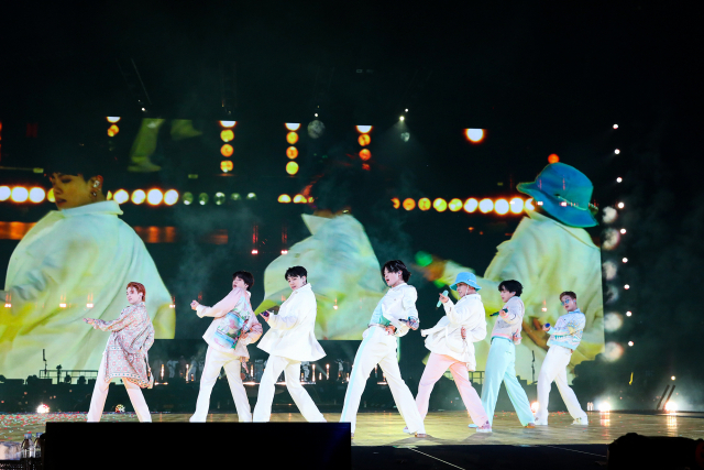BTS 멤버들이 ‘BTS 퍼미션 투 댄스 온 스테이지 - LA’ 콘서트에서 음악에 맞춰 춤을 추고 있다./빅히트
