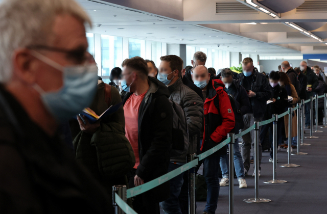 일 인천국제공항에서 독일 프랑크푸르트와 러시아 하바롭스크발 여객기를 이용한 승객들이 입국심사를 받기 위해 줄을 서 있다./연합뉴스