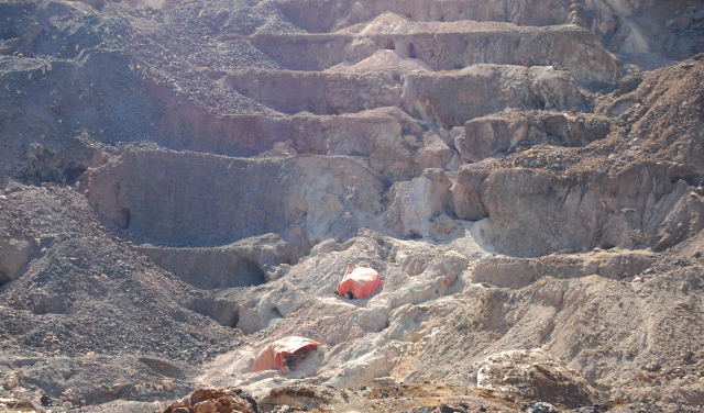 지난 2016년 콩고민주공화국 남부 루알라바주의 주도 콜웨지 외곽에 옛 산업용 구리·코발트 광산 틸위젬베의 일부가 보이고 있다./로이터연합뉴스