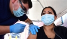 미 캘리포니아주의 한 시민이 코로나 백신을 맞고 있다. /AFP연합뉴스