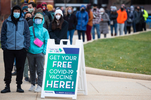 29일(현지 시간) 미국 워싱턴DC에서 사람들이 백신을 접종하기 위해 길게 줄지어 서있다./AFP연합뉴스