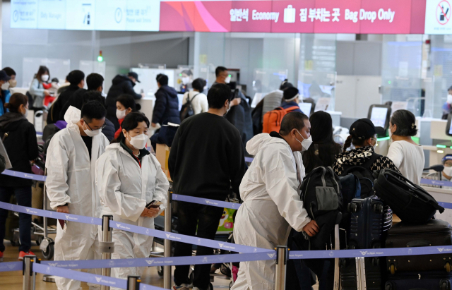 코로나19 신종 변이 ‘오미크론’(B.1.1.529)의 전세계적인 확산우려에 따라 일본이 외국인의 신규 입국을 금지하는 등 각국이 검역규제를 강화하거나 빗장을 걸어잠그는 움직임을 보이고 있는 가운데 30일 오전 인천국제공항 출국카운터가 서둘러 귀국하려는 여행객로 붐비고 있다. /영종도=이호재기자.