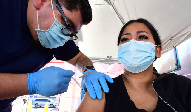 29일 미국 캘리포니아 로즈미드의 팝업 클리닉에서 한 여성이 화이자 코로나19 백신을 접종받고 있다./AFP연합뉴스
