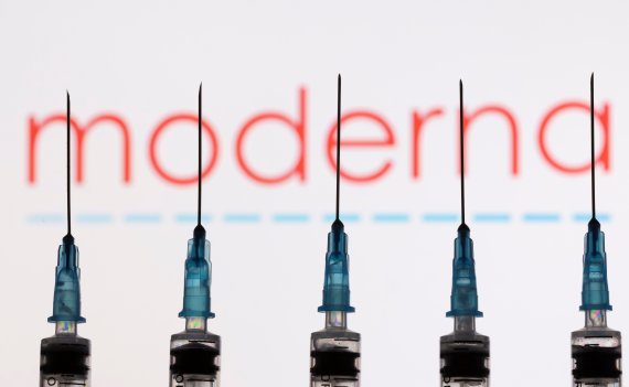 모더나 CEO “오미크론 백신 대량공급하려면 수개월 걸릴 것”