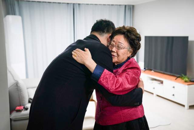 최종건(왼쪽) 외교부 1차관이 지난 29일 대구에서 이용수 할머니를 면담한 뒤 포옹하고 있다./사진제공=외교부