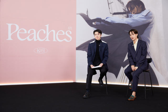 30일 엑소 카이의 두 번째 미니앨범 ‘Peaches’ 온라인 기자간담회에서 세훈과 카이가 이야기를 나누고 있다. / 사진=SM엔터테인먼트 제공