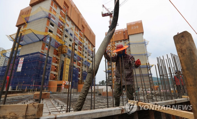 현장 근로자들이 지난 7월 인천의 한 아파트 건설 현장에서 구슬땀을 흘리며 일하고 있다./ 연합뉴스