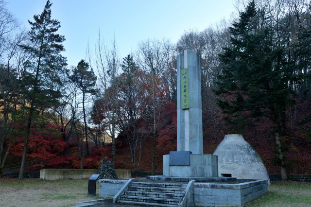 동학농민군이 관군과 일본군에 패한 우금티에는 동학혁명 위령탑이 세워져 있다.
