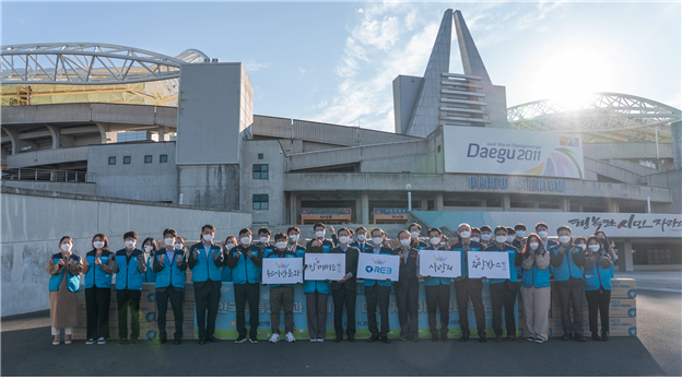 지난 29일 열린 한국부동산원 REB 사랑의 희망박스 데이 행사에서 부동산원 임직원들이 사진촬영을 하고 있다. / 한국부동산원