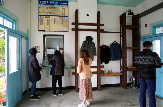 춘포 역사 안쪽은 승객들을 대신해 당시 추억을 떠올릴 수 있는 교복과 사진, 열차 시간표로 채워졌다.