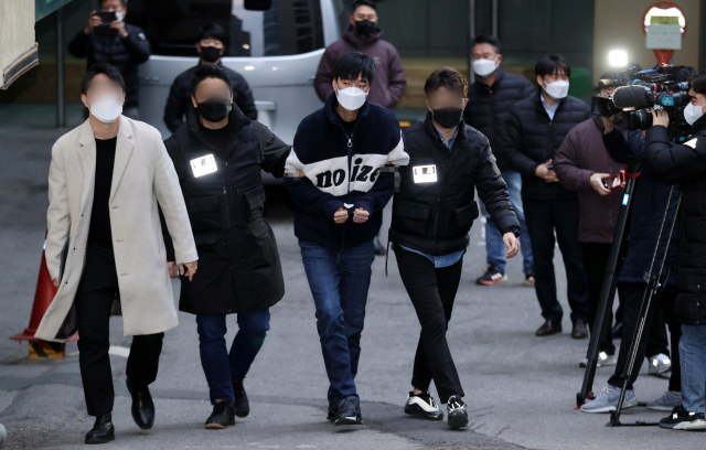 스토킹으로 경찰의 신변보호를 받던 전 피해여성을 살해한 김병찬이 지난달 29일 오전 검찰로 송치되기 위해 서울 남대문경찰서를 나서고 있다. /연합뉴스