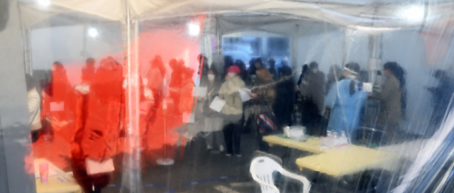 코로나19 신규 확진 5,000명대…불투명한 일상 회복