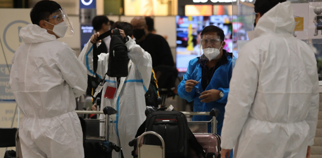 1일 인천공항에서 방역복을 입은 외국인들이 입국 하고 있다./연합뉴스