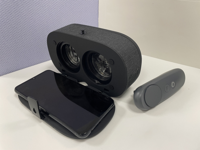 VR 기기 'U+슬림VR'과 컨트롤러의 모습./정다은 기자