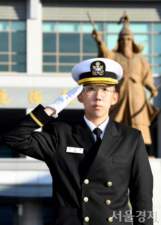 3대째 장교의 길을 걷는 131기 해군 학사 장교 김주호 소위가 1일 임관식을 맞아 거수 경레를 하고 있다. /사진제공=해군