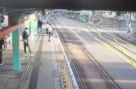 30대 남성이 홍콩 전철 승강장에서 일면식도 없는 여성을 선로로 밀치고 있다. /유튜브 캡쳐