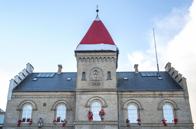 덴마크 바르데 시청에 산타 모자 장식이 설치돼 있다. /AFP연합뉴스