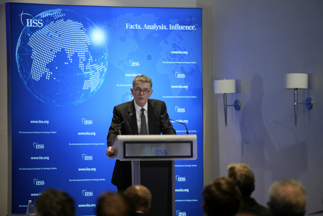 리처드 무어 영국 MI6 국장이 30일(현지시간)국제전략문제연구소가 런던에서 주최한 행사에서 연설하고 있다./AP연합뉴스