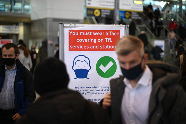 영국 런던의 한 지하철역에서 1일(현지시간) 마스크를 쓴 통근자들이 걷고 있다. /AFP연합뉴스