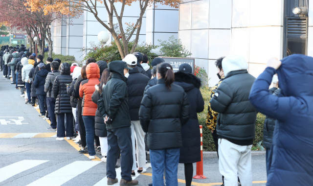 지난 달 28일 오전 서울 송파구보건소 선별진료소를 찾은 시민들이 코로나19 검사를 받기 위해 줄을 서 있다./연합뉴스