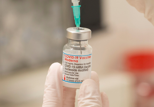 모더나 '오미크론 대응할 새 백신, 이르면 내년 3월 개발 가능'