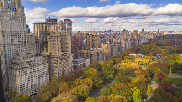 주소에 ‘센트럴파크’가 붙는 뉴욕 맨해튼의 고급 주택 밀집지역은 공원을 내려다 볼 수 있는 조망권과 높은 부동산 가치를 지니고 있다.