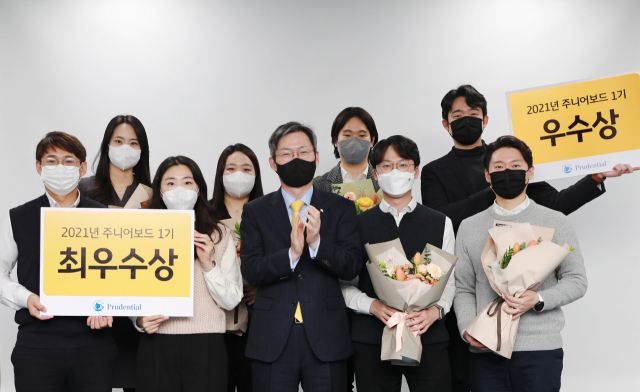 지난 1일 서울 푸르덴셜타워에서 열린 ‘푸르덴셜 주니어보드 1기 우수 연구과제 시상식’에서 민기식(가운데) 푸르덴셜생명보험 대표이사 사장이 수상자들을 축하하고 있다. /사진 제공=푸르덴셜생명