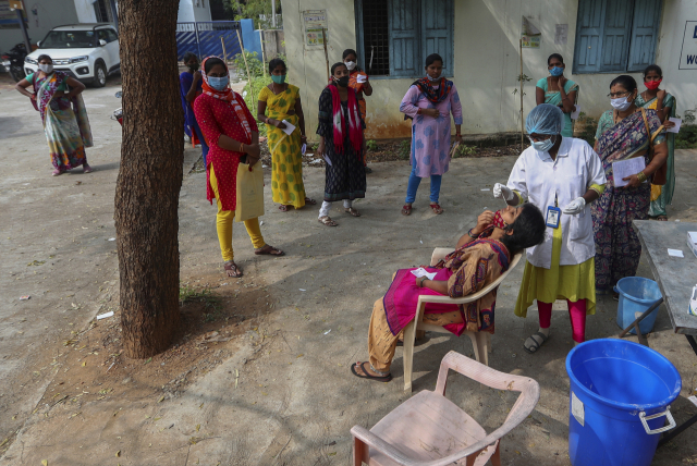 2일 인도 하이데라바드에서 한 여성이 코로나19 검사를 받고 있다. /AP연합뉴스