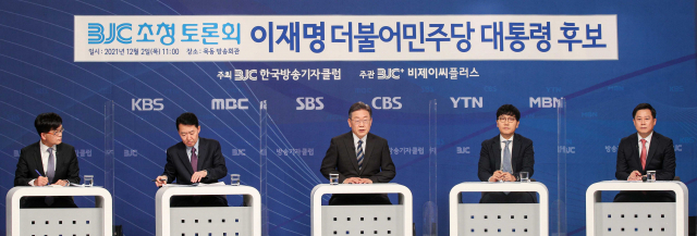 이재명(가운데) 더불어민주당 대선후가 2일 한국방송회관에서 열린 '방송기자클럽 토론회'에 참석해 발언하고 있다./국회사진기자단