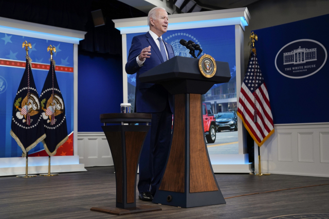조 바이든 대통령이 1일(현지 시간) 백악관에서 “인플레이션을 잡기 위해 가용 자원을 총동원하겠다”고 말하고 있다. /AP연합뉴스