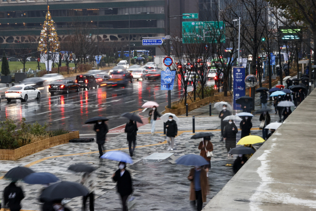 비 내리는 지난달 30일 오전 서울 시청역 인근에서 시민들이 우산을 쓴 채 길을 걷고 있다. /연합뉴스