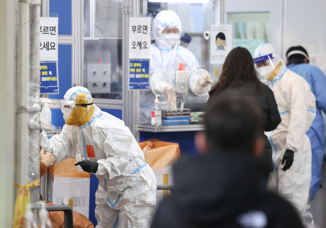 지난 28일 오전 서울 송파구보건소 선별진료소에서 의료진이 코로나19 검사 업무를 하고 있다./연합뉴스