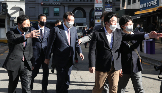 윤석열 국민의힘 대선 후보가 3일 서울 여의도 당사에서 비공개 선대위 회의를 마치고 오찬 장소로 걸어가고 있다./권욱기자