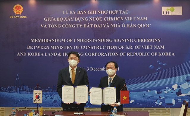 김현준 LH 사장은 3일 웅우엔 반 싱 베트남 건설부 차관과 공공주택 개발을 위한 업무협약을 체결했다.(LH 제공)