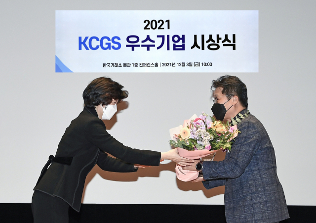 기아가 3일 서울 여의도 한국거래소에서 열린 ‘2021년 한국기업지배구조원 우수기업’ 시상식에서 ESG 우수기업상을 수상했다. 이날 시상식에서 신동수 기아 경영전략실장 상무(오른쪽)가 심인숙 한국기업지배구조원 원장으로부터 ESG 우수기업상을 받고 있다./사진 제공=기아