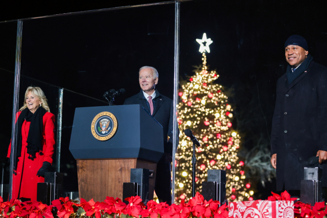 조 바이든(가운데) 미국 대통령과 영부인인 질 바이든(왼쪽) 여사가 유명 래퍼 엘엘쿨제이와 함께 2일(현지 시간) 워싱턴DC 백악관 남쪽 엘립스 공원에서 열린 백악관 크리스마스 트리 점등식의 축하 무대에 오르고 있다. /EPA연합뉴스