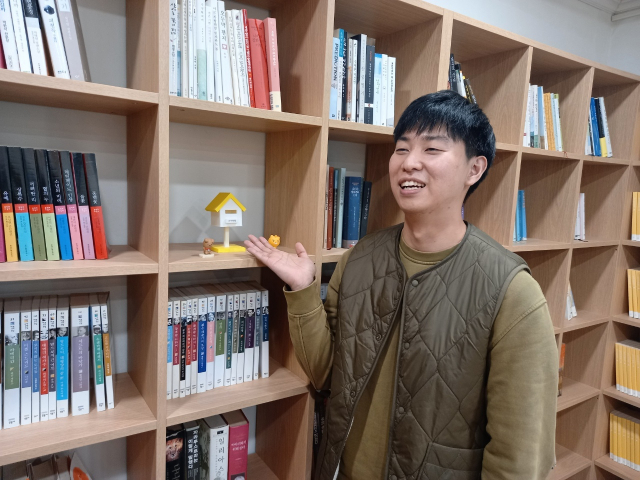 조현식 대표가 서울 논현동 사무실에서 미니어처로 만든 온기우편함을 소개하고 있다.