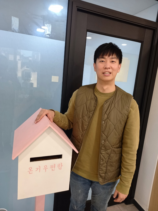 조현식 대표가 서울 논현동 사무실에서 자신이 처음 만든 핑크 색 온기우편함에 대해 설명하고 있다.