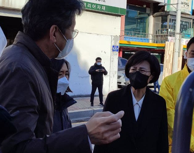 강은미 정의당 의원이 3일 경기 안양에서 일어난 롤러 사고 현장을 찾아 유가족과 이야기하고 있다./사진제공=강은미 의원실.