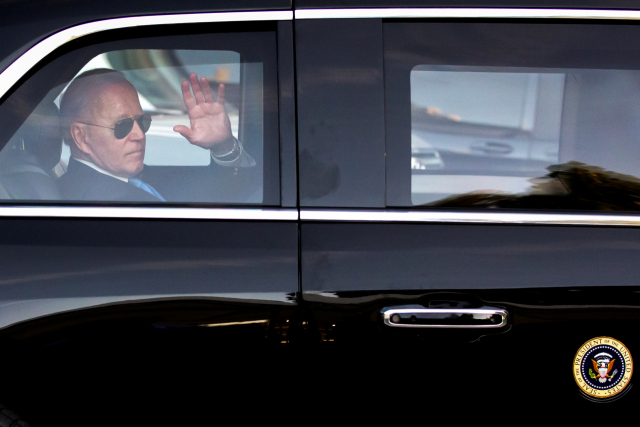 조 바이든 미국 대통령이 지난 6월 스위스 제네바에서 블라디미르 푸틴 러시아 대통령과의 회담을 마친 후 공항으로 떠나며 손을 흔들고 있다./로이터 연합뉴스
