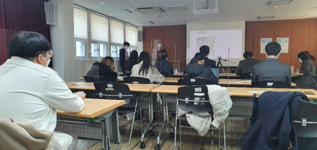 서울 중구 쓰레기연구소 교육실에서 대학생들이 쓰레기 분리배출에 대한 교육을 듣고 있다. /사진=중구청