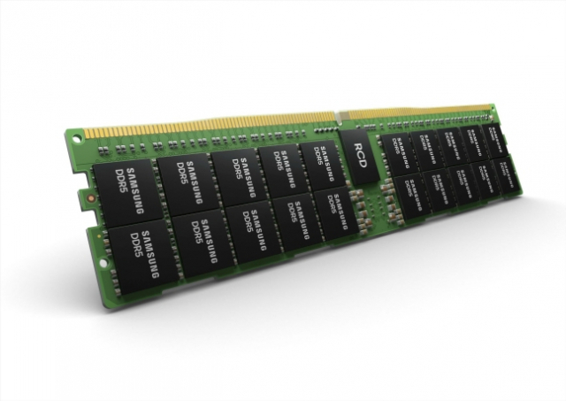 삼성전자가 업계 최초 HKMG 공정을 적용한 고용량 DDR5 메모리. /사진제공=삼성전자